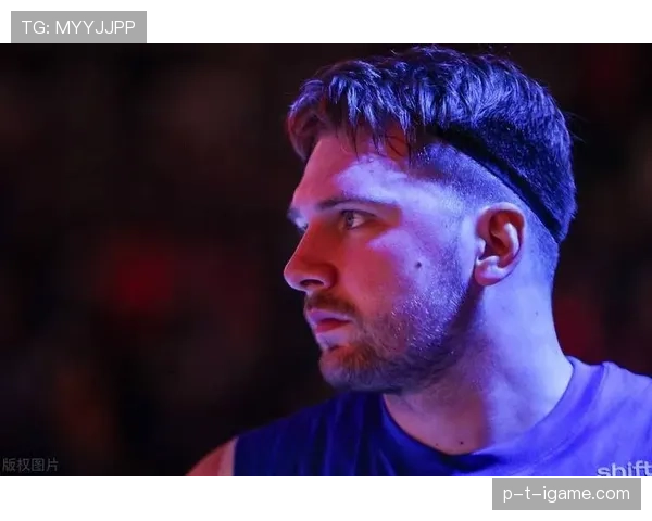 卢卡·东契奇背着旧运动包从豪宅里出来那一刻，感觉像在看别人家的反差剧