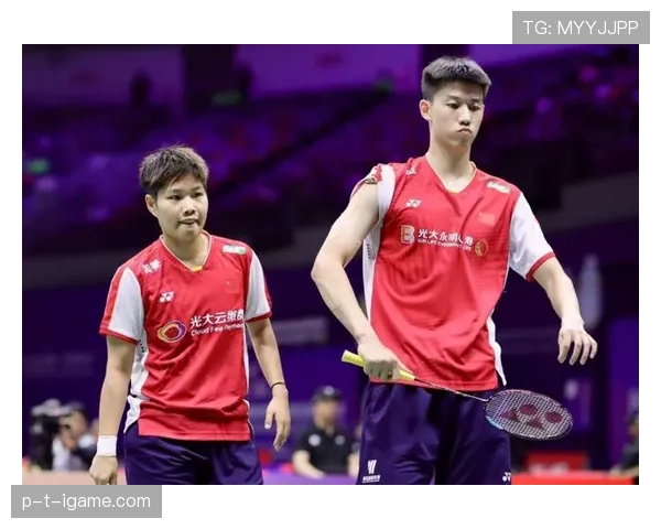 黄东萍手戴几根名牌手链，嘴里啃着夜市烤串，这反差笑抽了